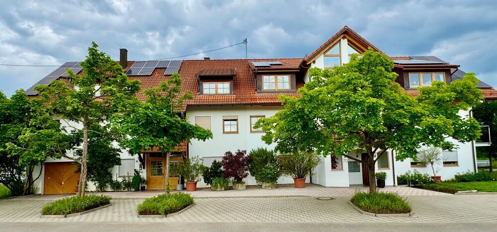 Stilvolle, neuwertige 3-Zimmer-DG-Wohnung mit Balkon und Einbauküche - Appartement Baindt Schachen | Angebot:26633728